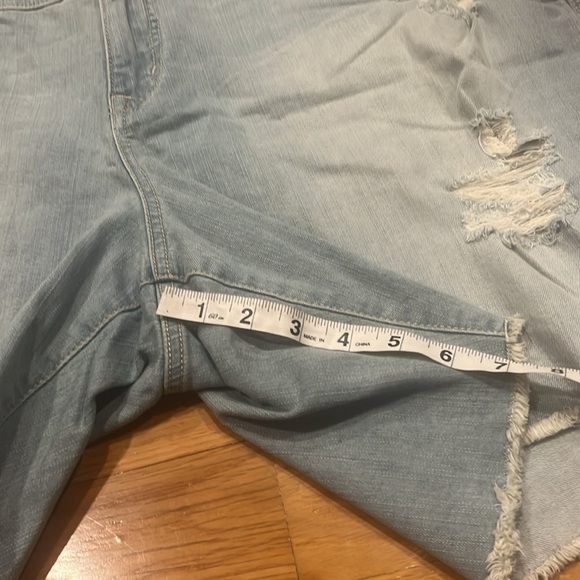 Torrid women’s light blue distressed jean shorts plus size 22. - Picture 7 of 9